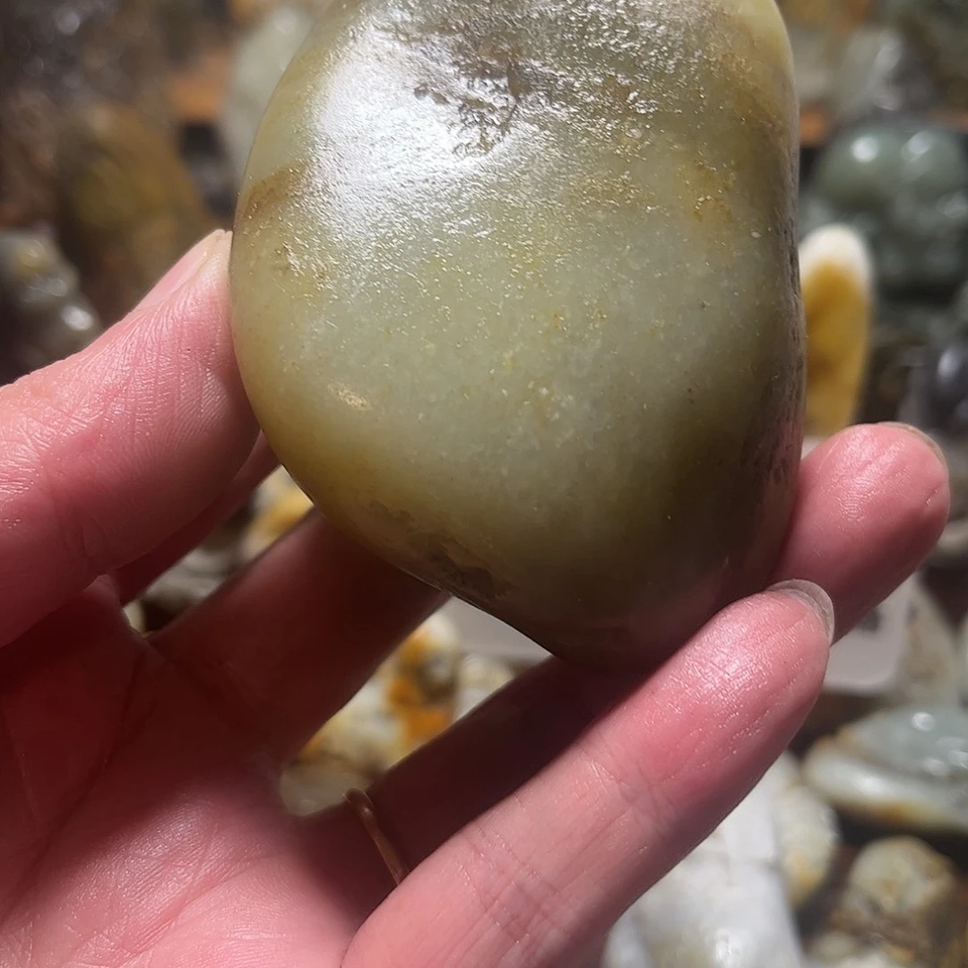 刀***仔和田玉未镶嵌颈饰