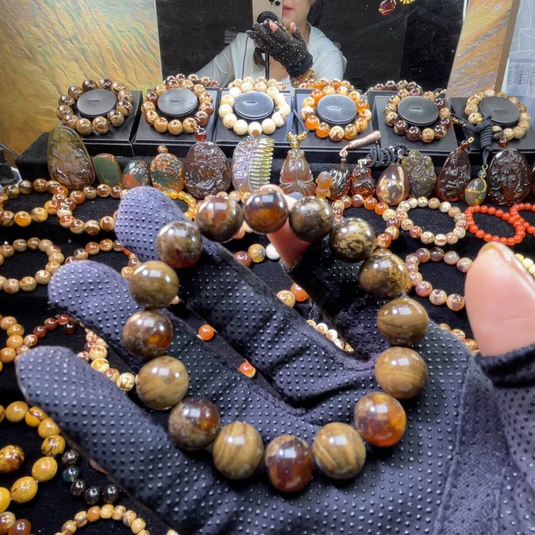 未镶嵌琥珀手链跟溶洞12