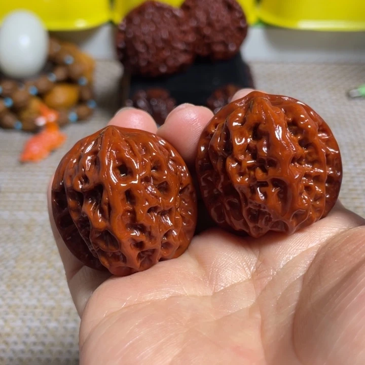 把件桃核野狼。