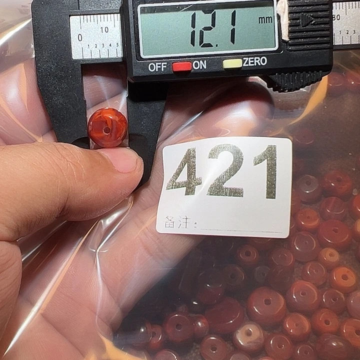 未镶嵌好的南红玛瑙