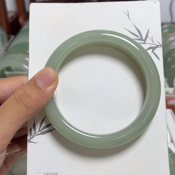 未镶嵌手镯石英质玉