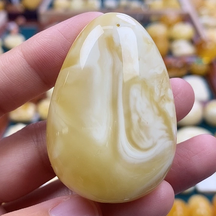 琥珀未镶嵌珠宝奇石18.65瓷白花蜡水滴吊坠