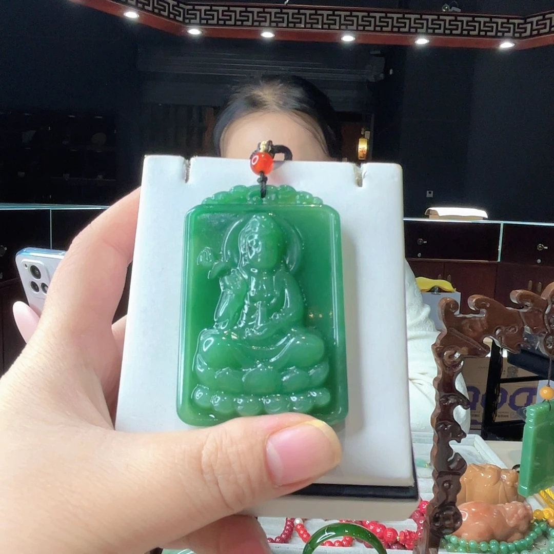 密玉（石英质玉）未镶嵌颈饰有绵，微瑕