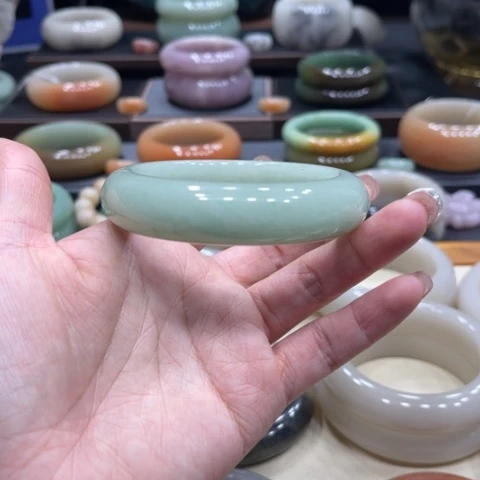 未镶嵌手镯石英质玉