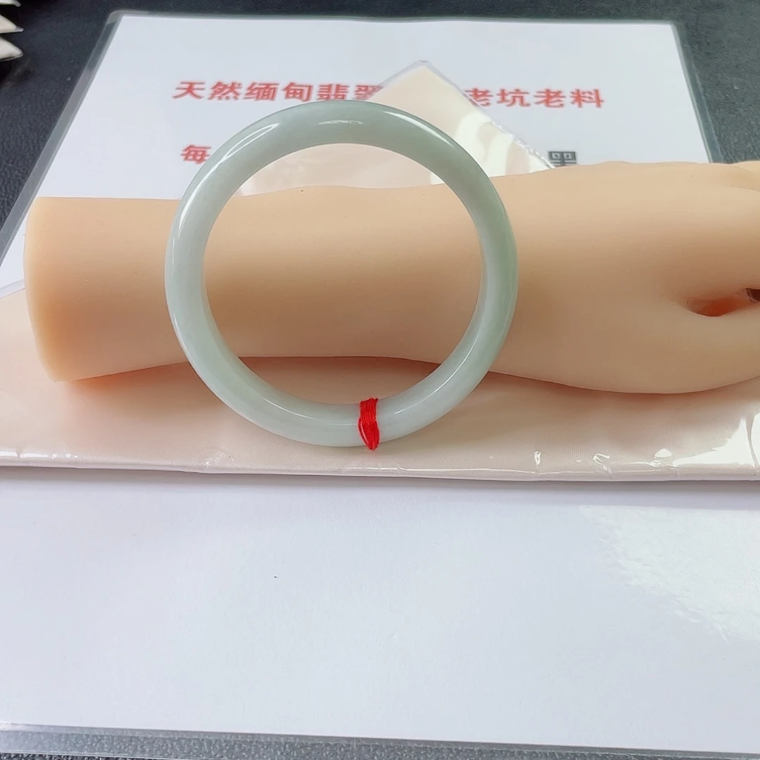 翡翠手镯未镶嵌红****?天然缅甸翡翠手镯