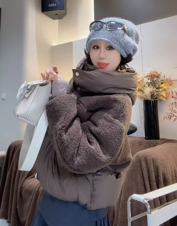 [68岁小姐姐]羊羔毛拼接90白鸭绒防风袖连帽短款羽绒服D24YYP 928