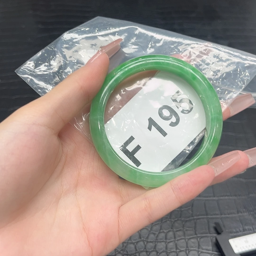 翡翠手镯未镶嵌默认瑕疵