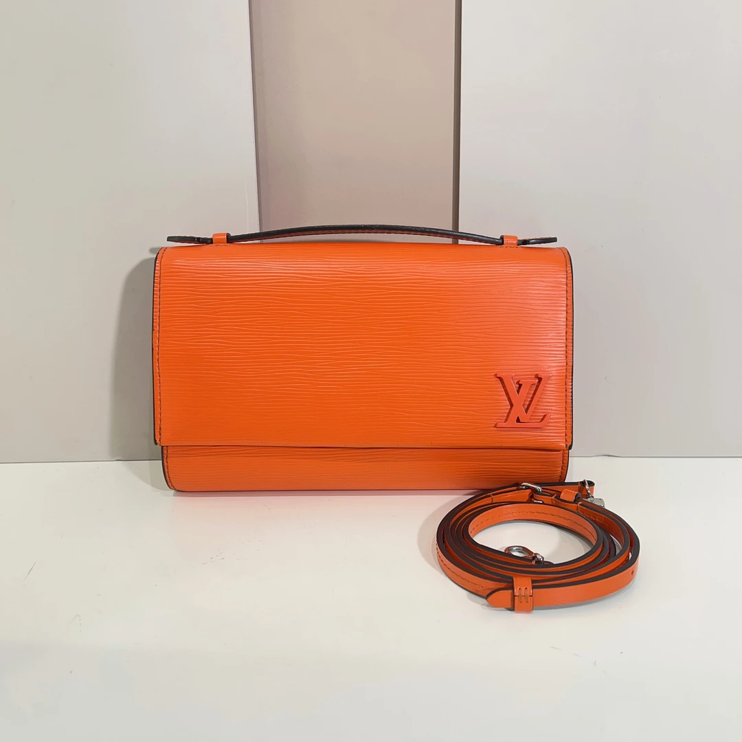 95新 LouisVuitton/路易威登 Iv横版cluny水波纹信封包cj5948