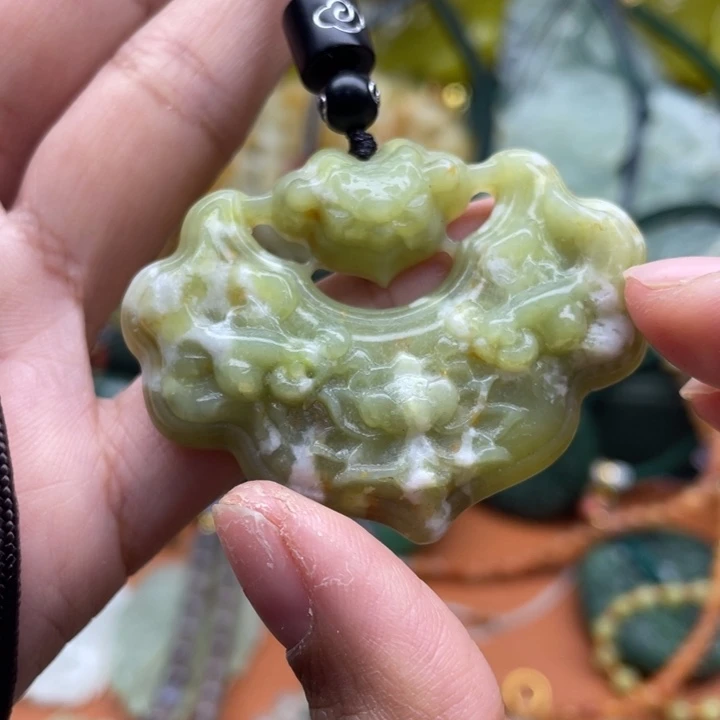 蛇纹石玉未镶嵌吊坠