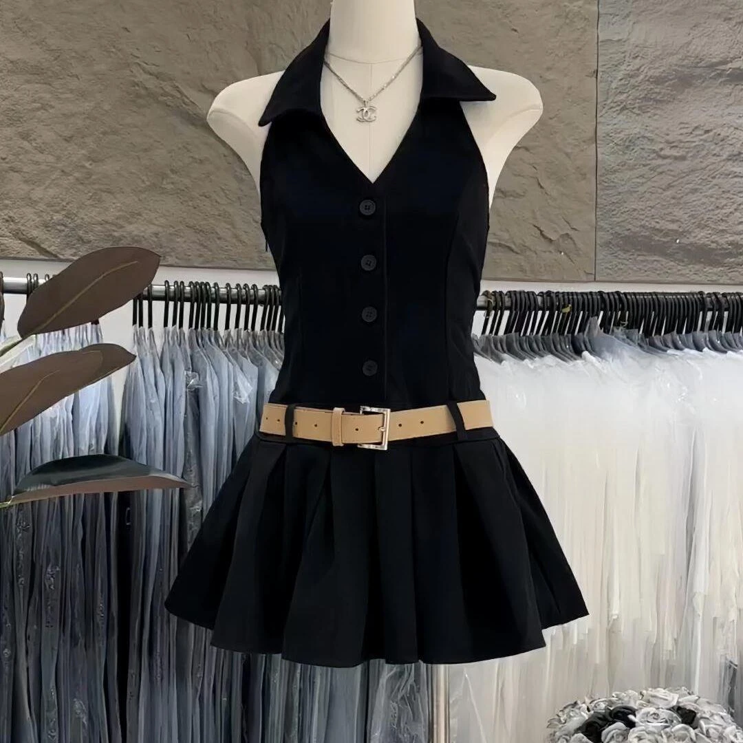 2025夏季新款洋气挂脖V领露背百褶连衣裙女性感收腰显瘦露背短裙