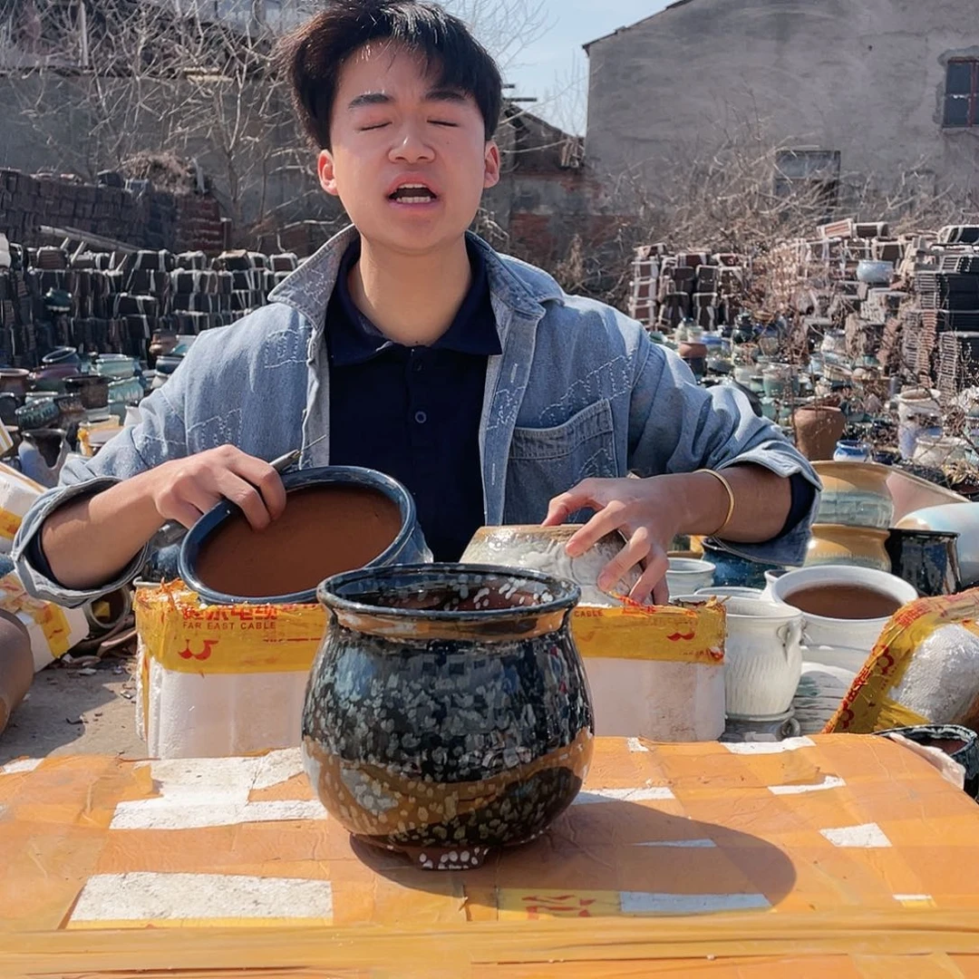 宜兴紫砂粗陶。宜兴