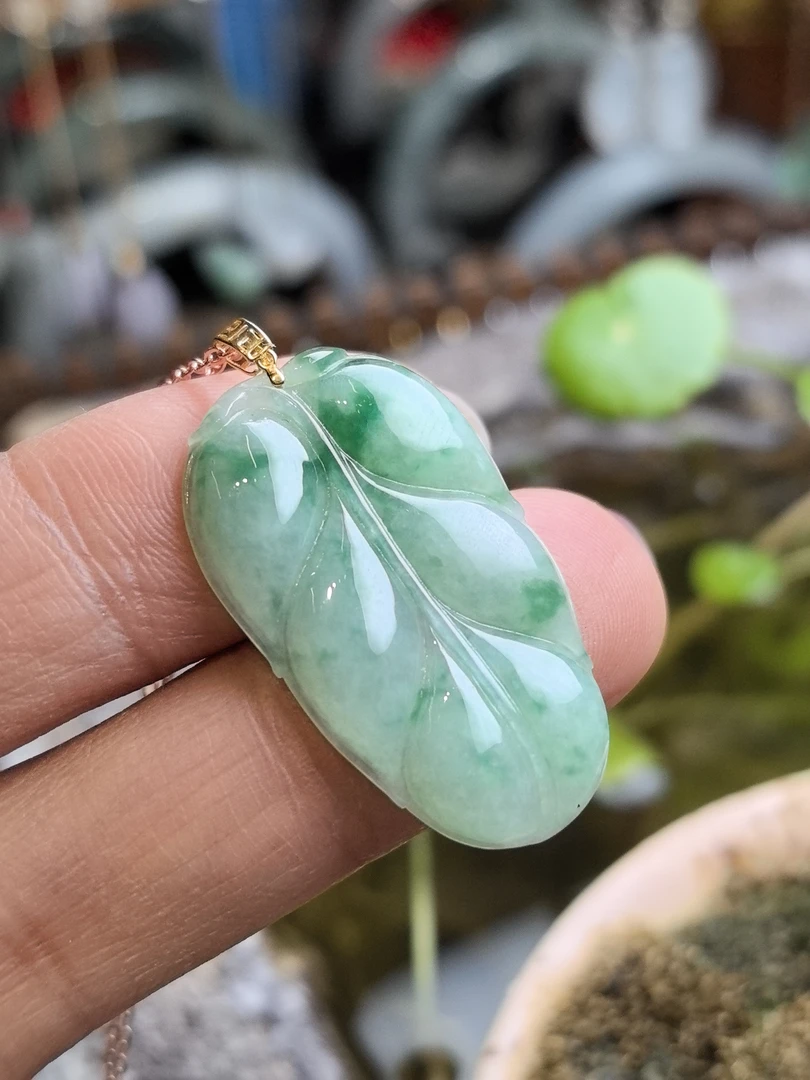 天然翡翠18k金扣飘绿叶子女款精致百搭时尚减龄吊坠生日礼物