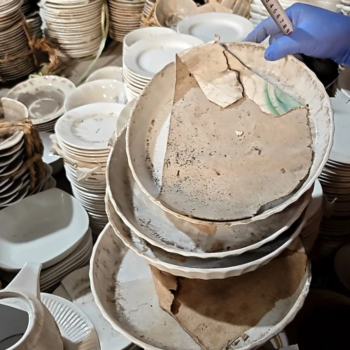 碗盘子碗茶壶啥都有