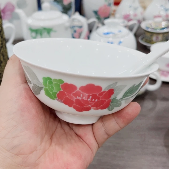 釉下五彩的瓷器和瓷器