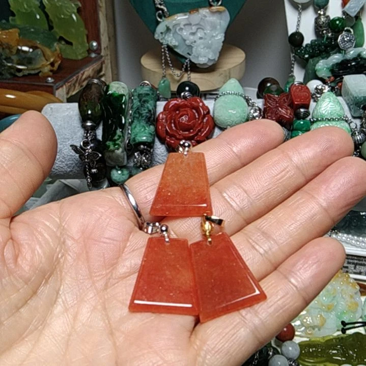 翡翠吊坠(赠链)未镶嵌