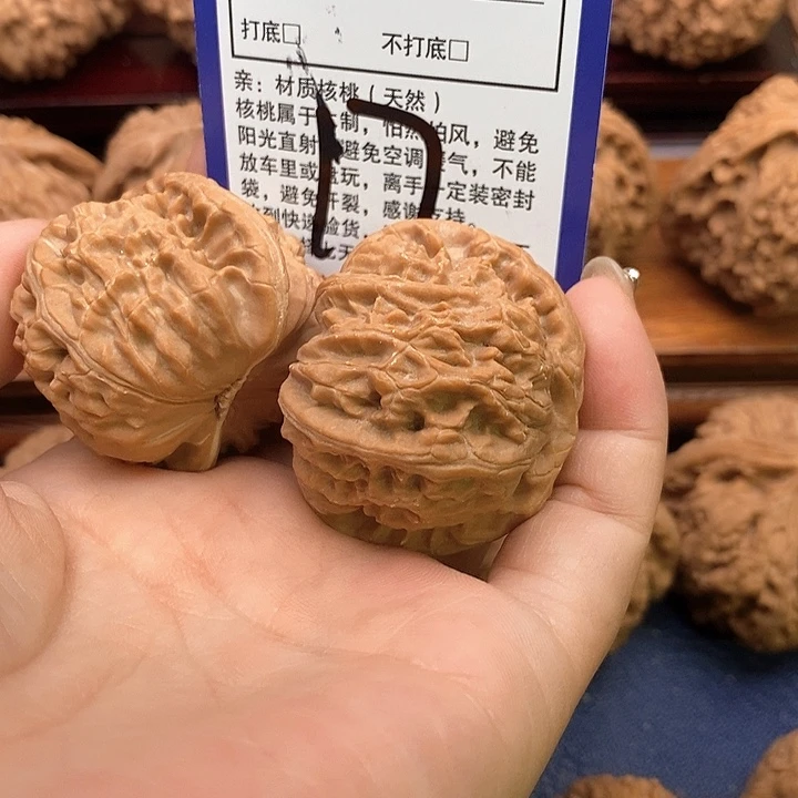 P***W吊坠桃核白狮子头42