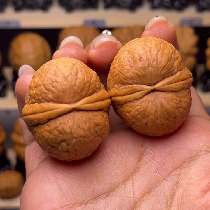 文玩核桃把件血玉元宝M22