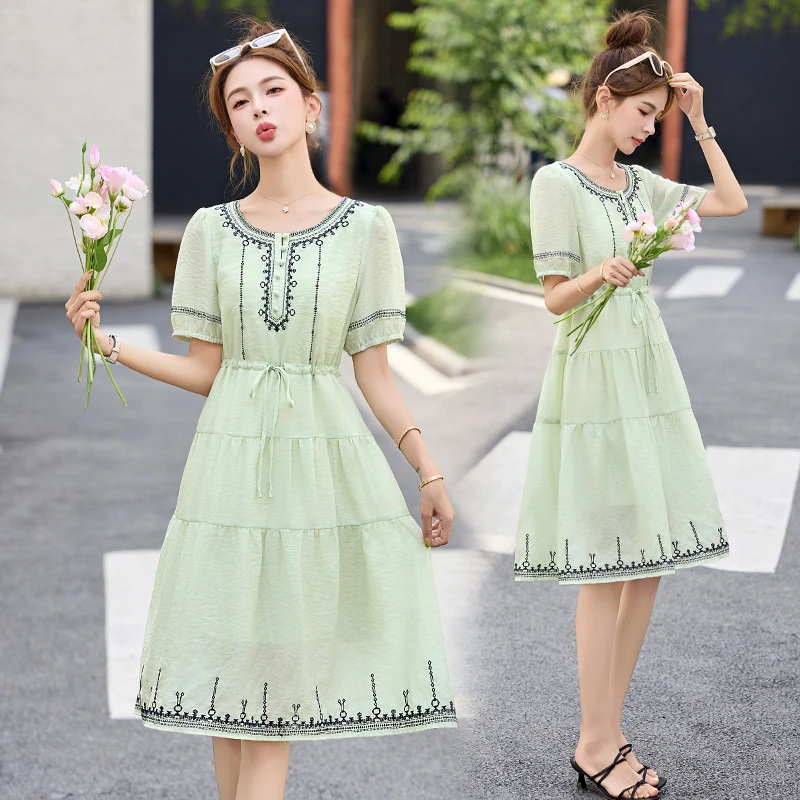法式小香风圆领刺绣连衣裙女夏季2025新款收腰显瘦中长款A字裙子