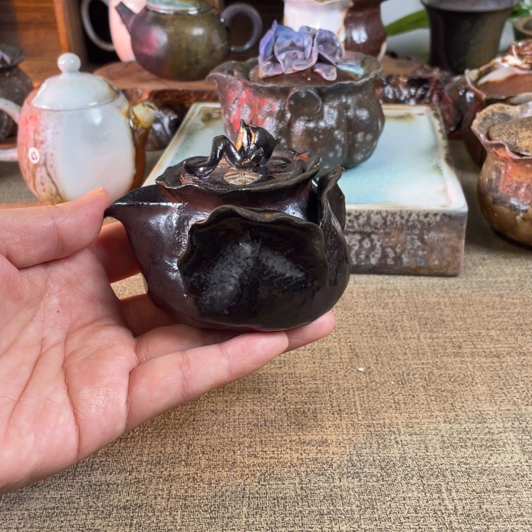 手捏宝瓶。  柴烧。乌金