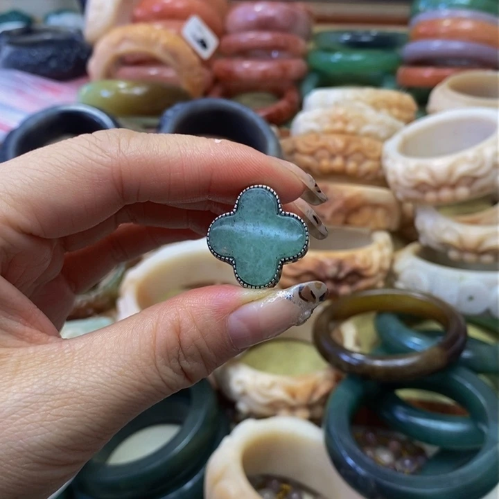 未镶嵌手镯石英质玉（非洲翠）