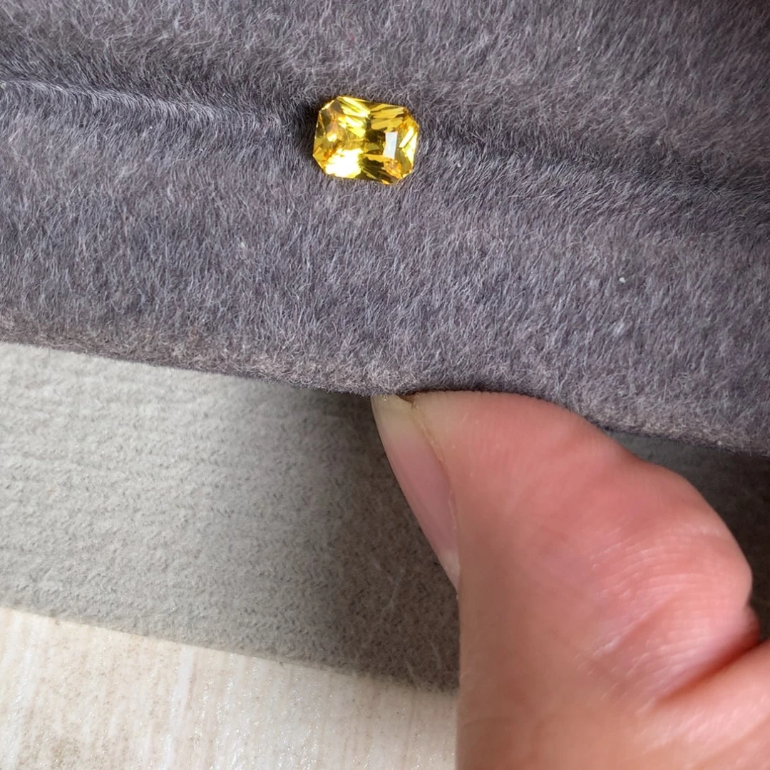 蓝宝石裸石1.02 斯里兰卡 金丝雀