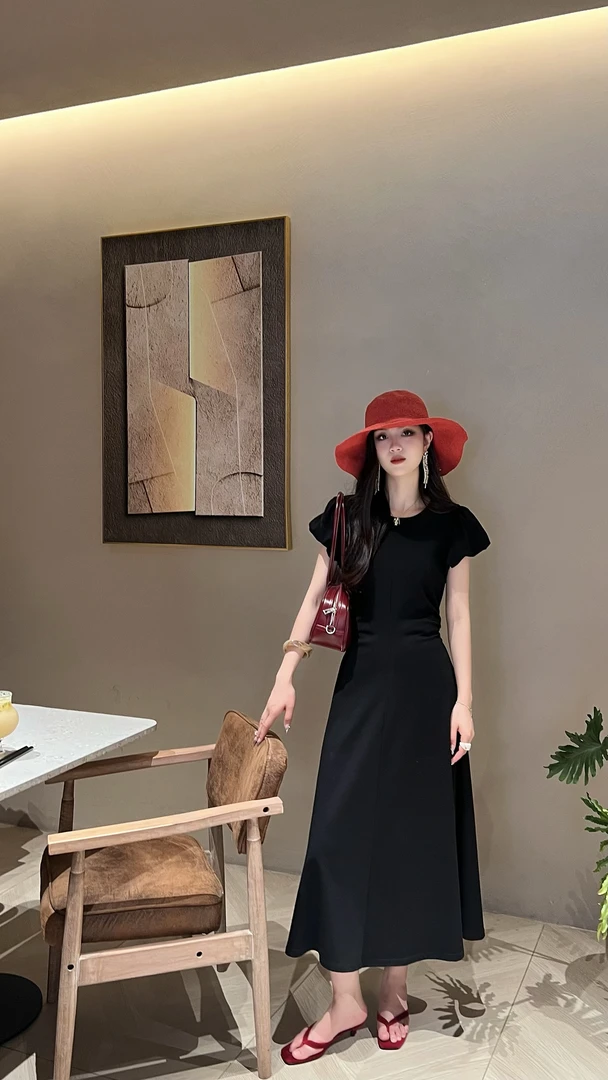 【南油张贝贝】25S新款小众设计感时尚百搭气质甜美休闲纯色连衣裙