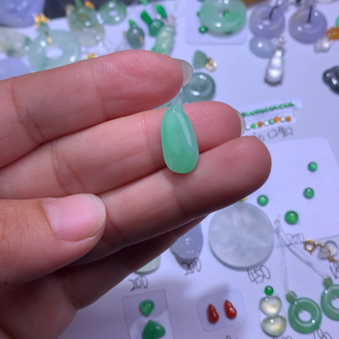 翡翠未镶嵌颈饰瓜
