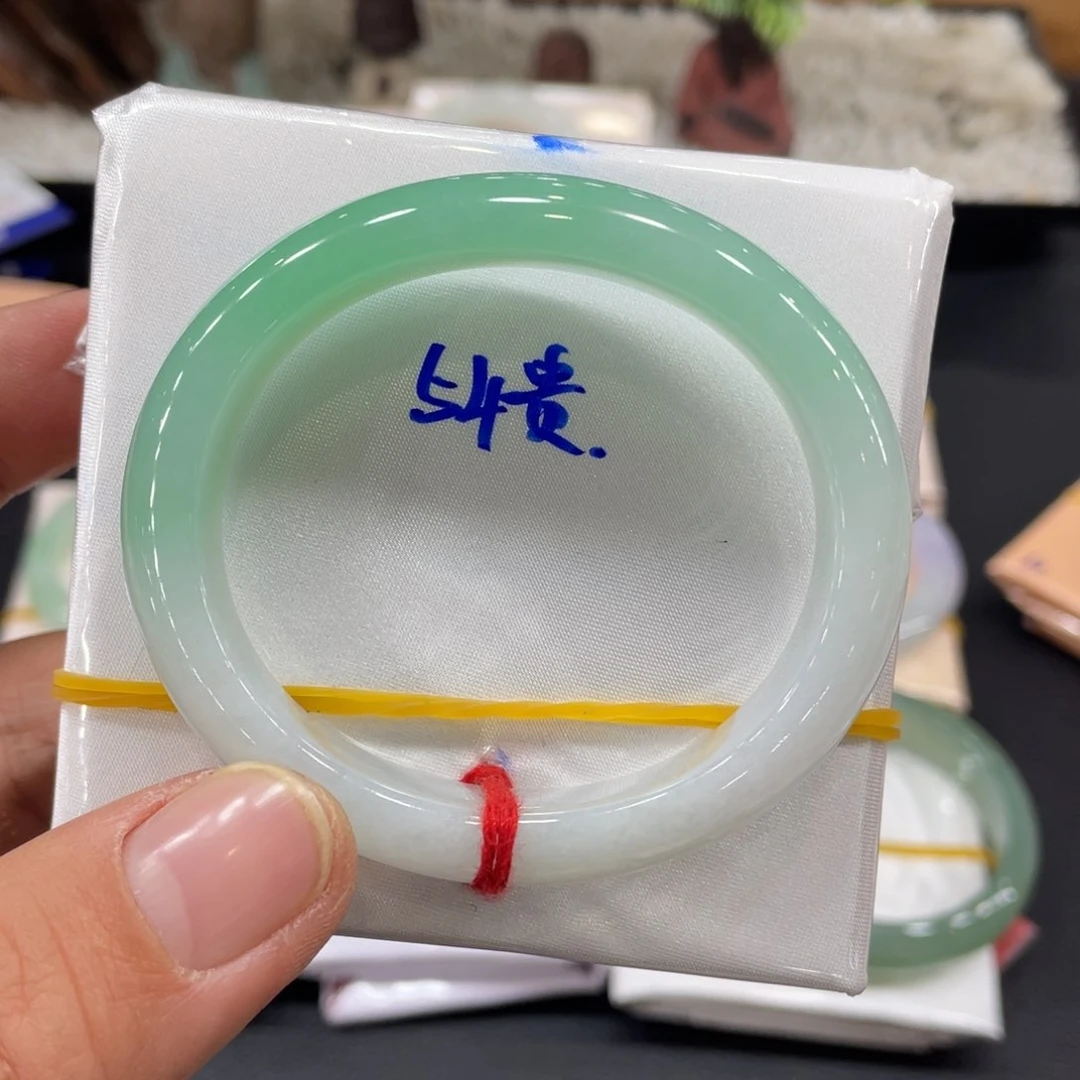 翡翠手镯未镶嵌天然