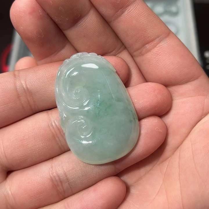 翡翠颈饰未镶嵌小*静