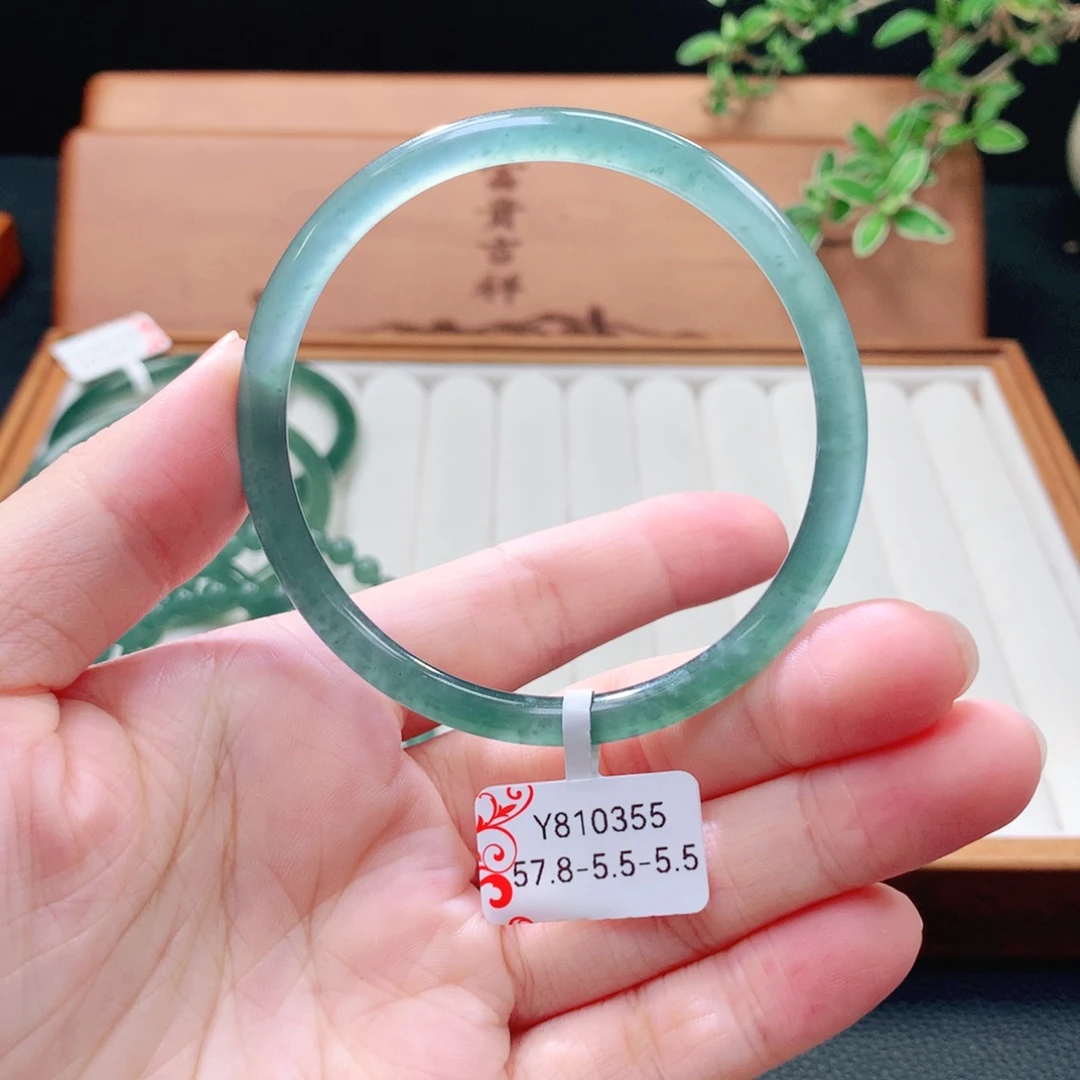翡翠未镶嵌手镯（圆镯）