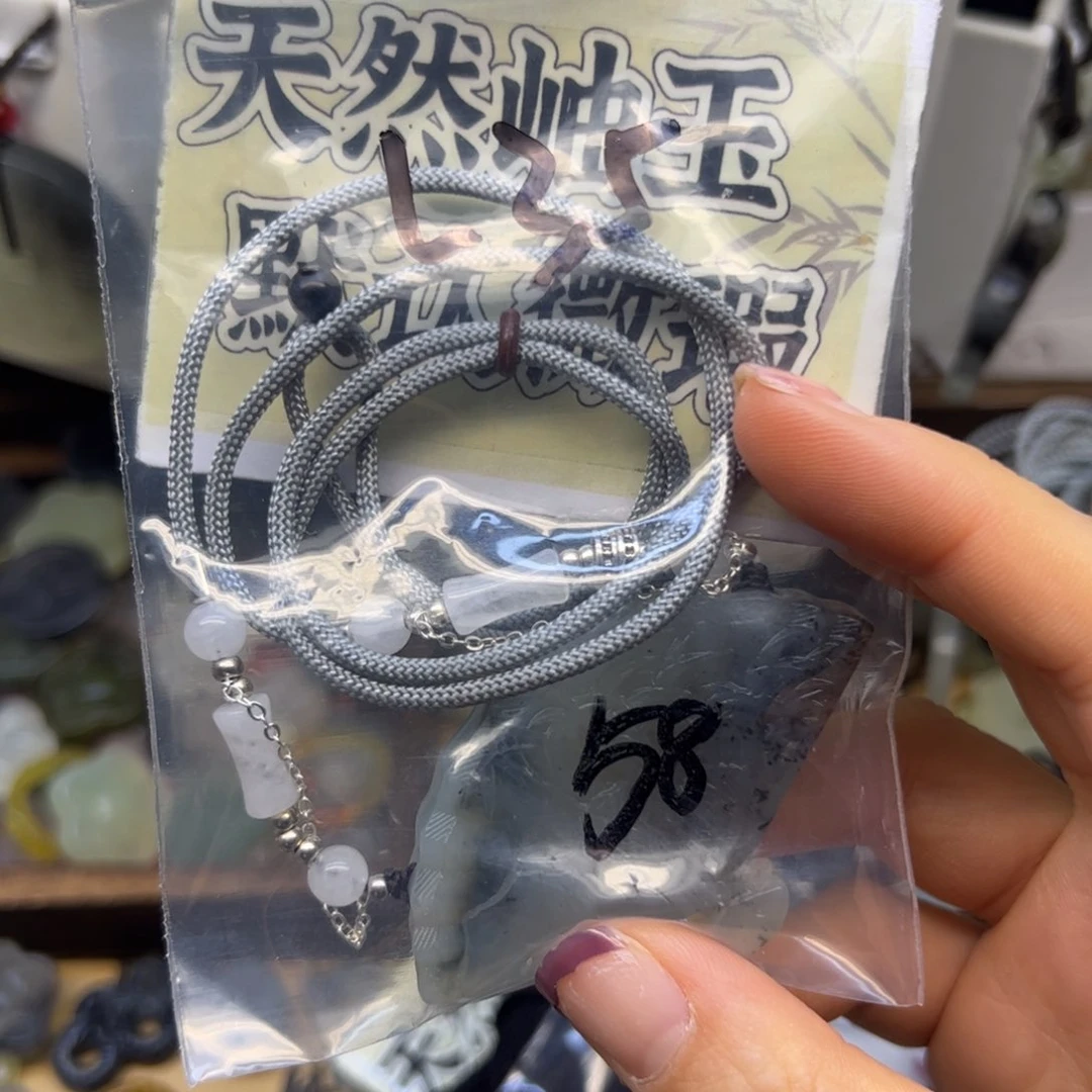 蛇纹石玉颈饰未镶嵌涂****图