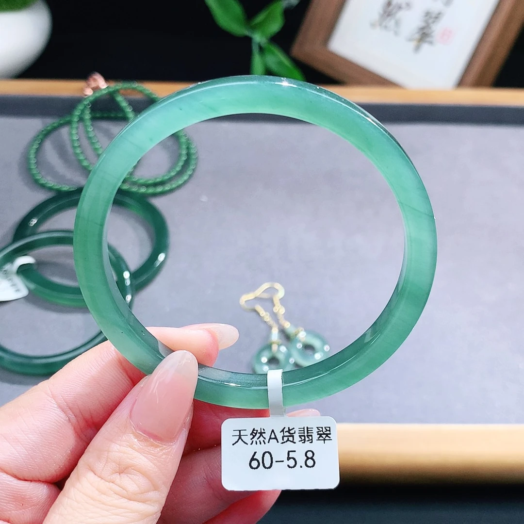 翡翠手镯（圆镯）未镶嵌