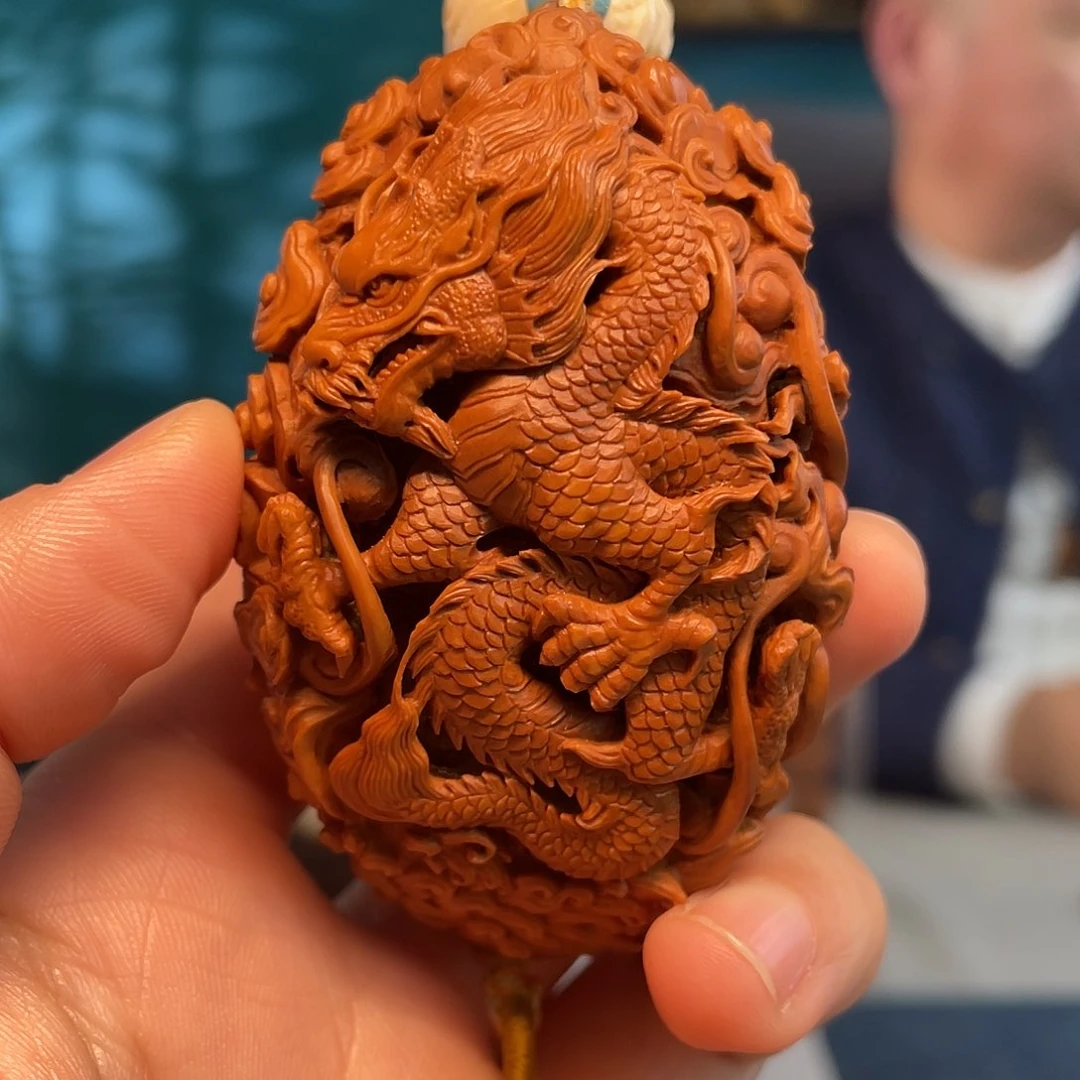 鹅*.橄榄核二龙戏珠动态镂空核雕作品