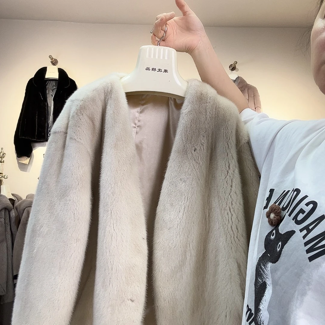 貂皮外套搭配白色
