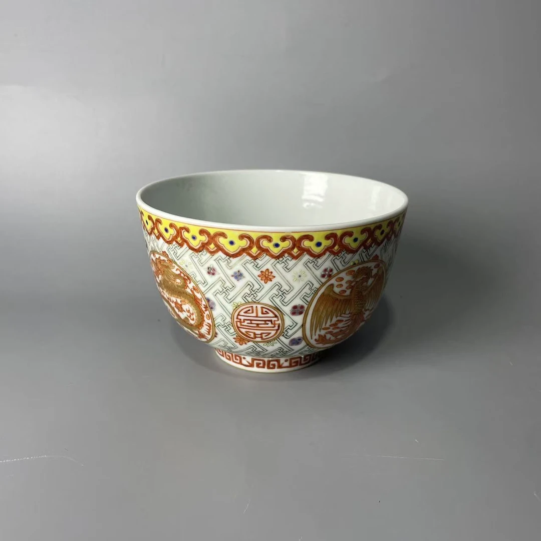 粉彩描金团龙纹碗