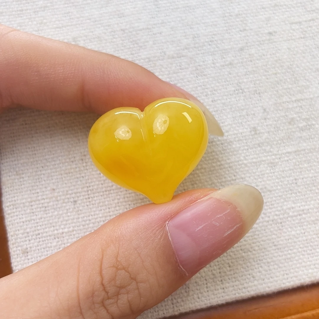 裸石琥珀未镶嵌屁桃