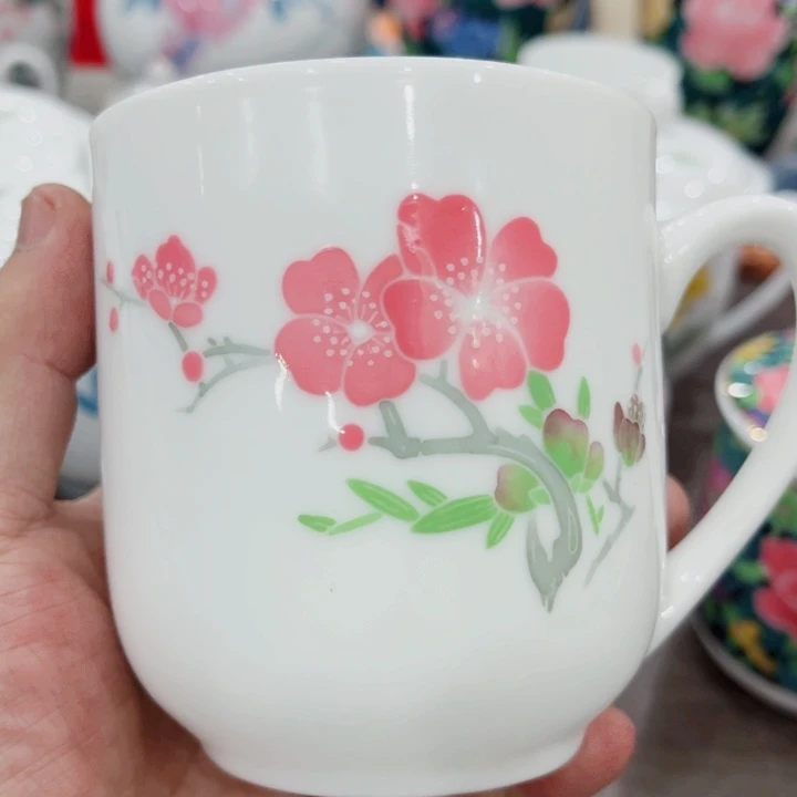 釉下五彩的瓷器和瓷器