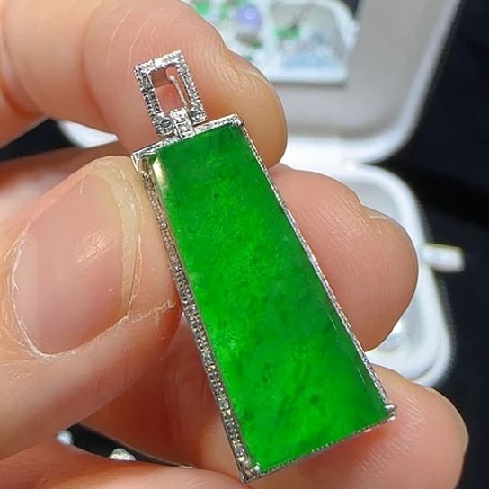 翡翠18K金镶嵌颈饰翡翠牌子吊坠