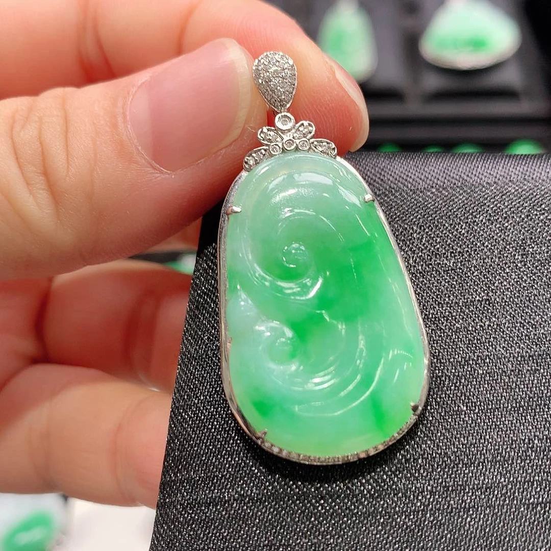 翡翠18K金镶嵌颈饰如意