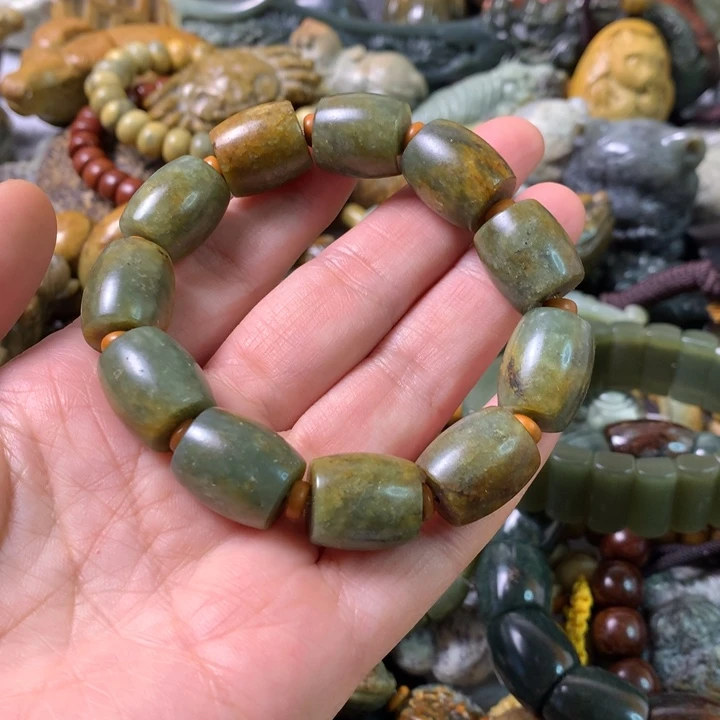 未镶嵌岫岩河磨玉（透闪石质玉）挂件