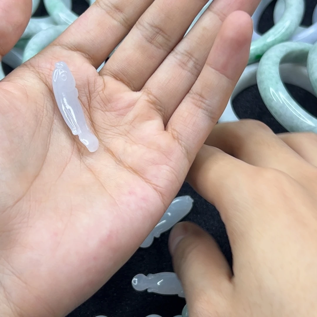 翡翠未镶嵌颈饰翡翠小鱼