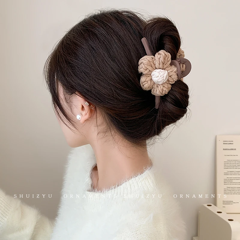 毛线花朵抓夹女2023新款发夹后脑勺鲨鱼夹秋冬发卡高级感夹子头饰