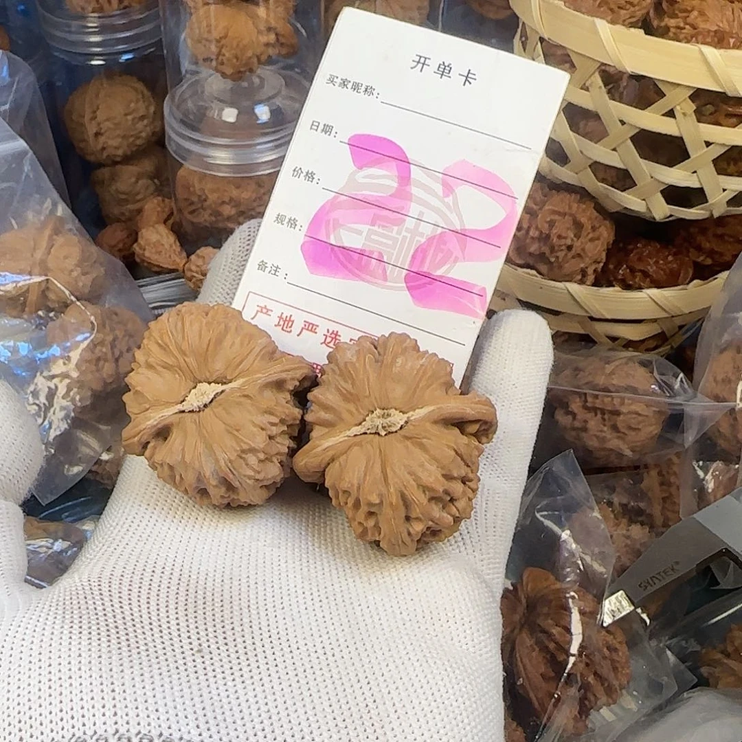 文玩核桃吊坠白狮子