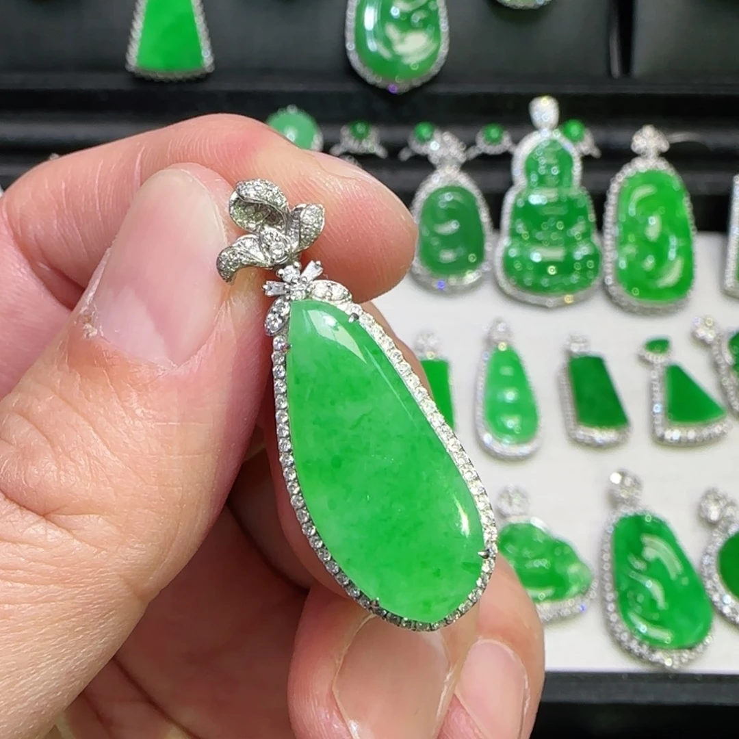 翡翠18K金镶嵌颈饰