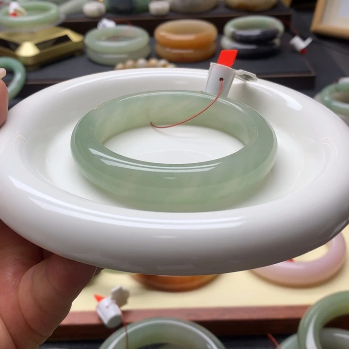 未镶嵌手镯石英质玉