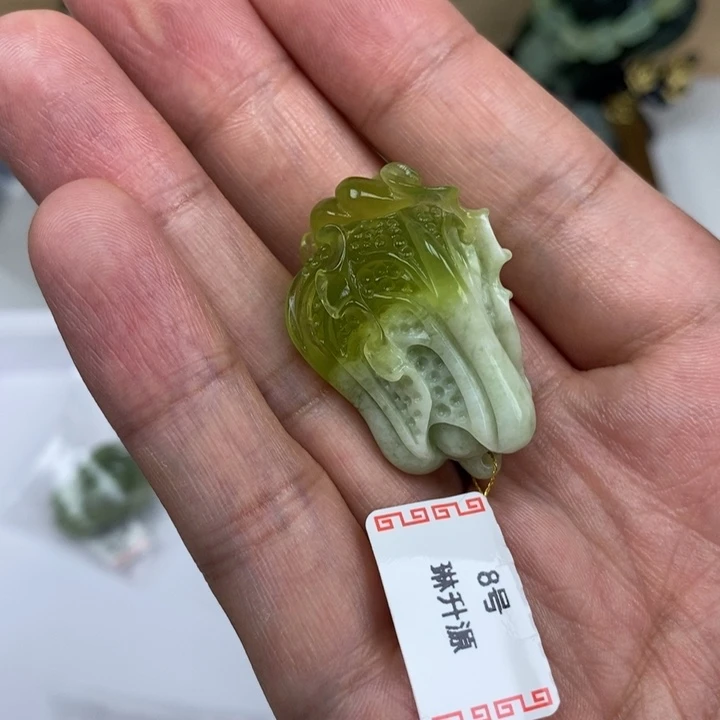 乡***的蛇纹石玉未镶嵌颈饰
