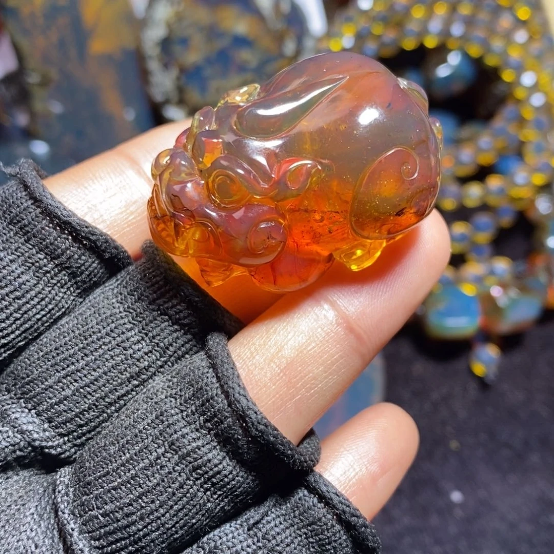 琥珀未镶嵌裸石变色龙虫珀