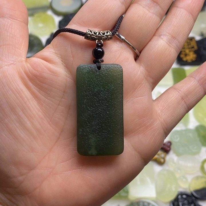 蛇纹石玉颈饰合金