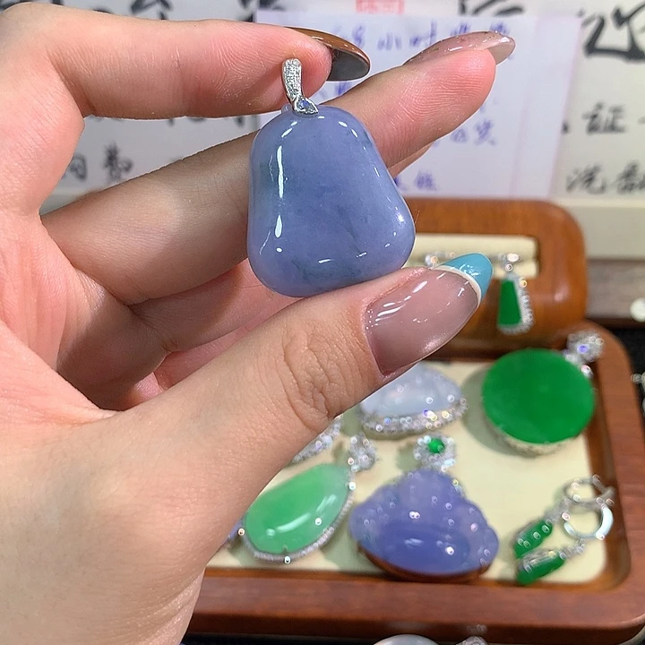 颈饰18K金镶嵌翡翠