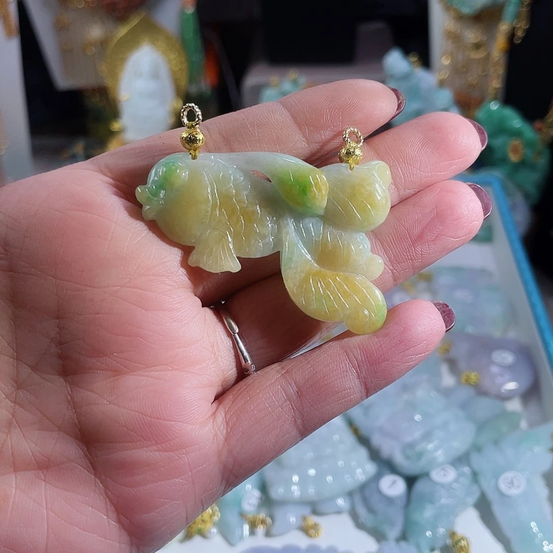 翡翠颈饰未镶嵌洋****记小鱼